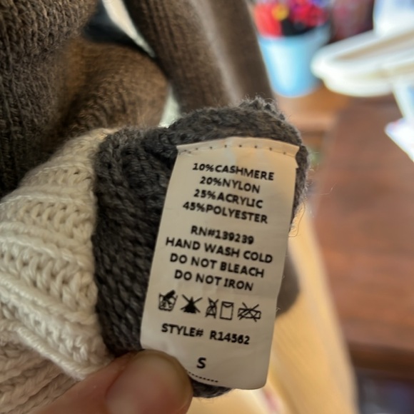 Do+Be  Slit Sleeve Color Blocked Cowl Neck Sweater grey and off white - Picture 4 of 5